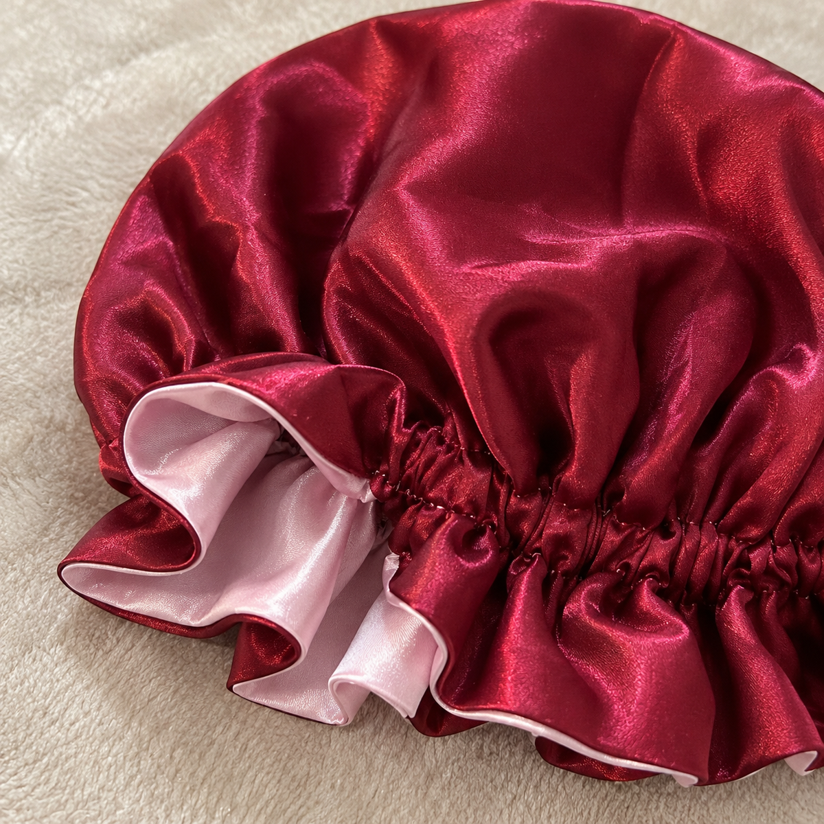 Bonnet en satin réversible rose et bordeaux Curlizea – côté bordeaux
