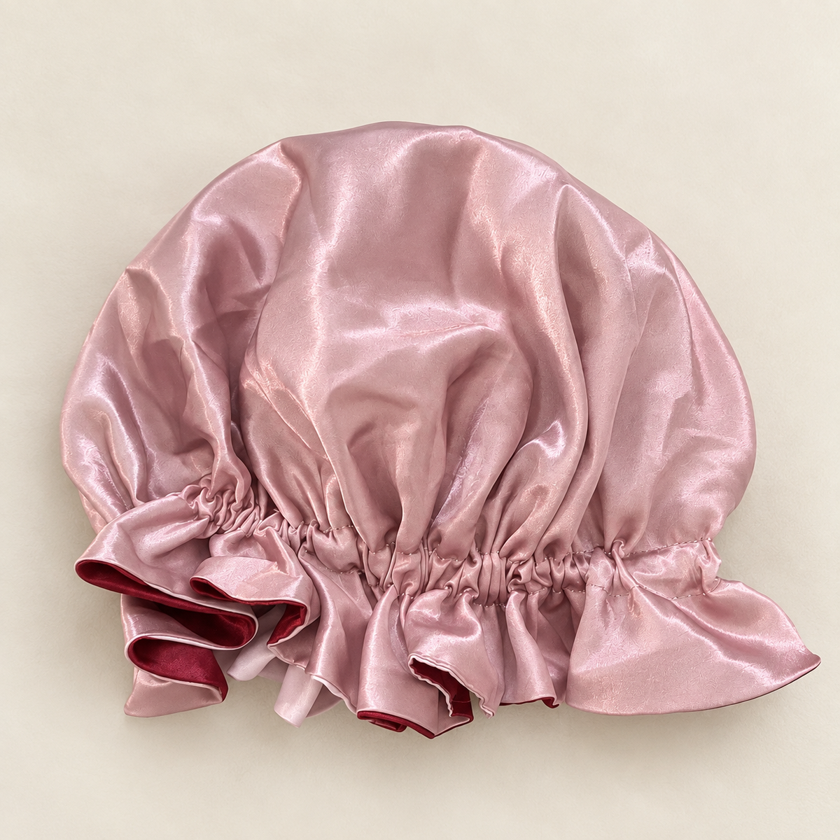 Bonnet en satin réversible rose et bordeaux Curlizea – côté rose