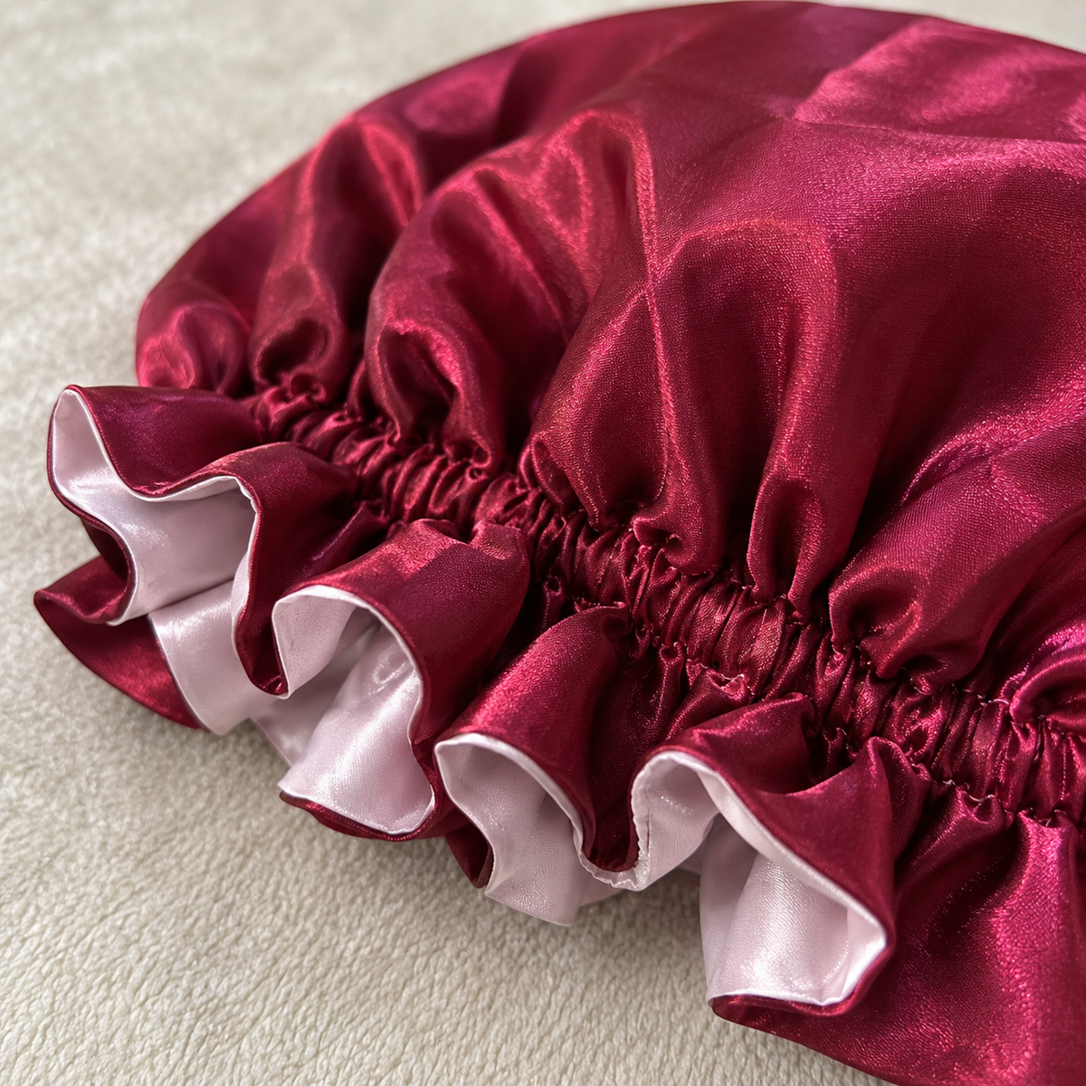 Bonnet en satin réversible rose et bordeaux Curlizea – côté bordeaux