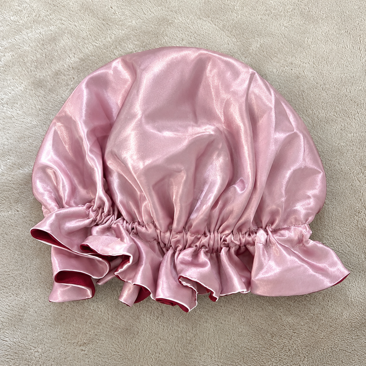 Bonnet en satin réversible rose et bordeaux Curlizea – côté rose
