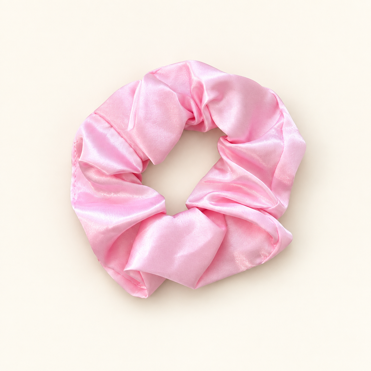 Chouchou en satin rose poudré Curlizea Sur fond beige 