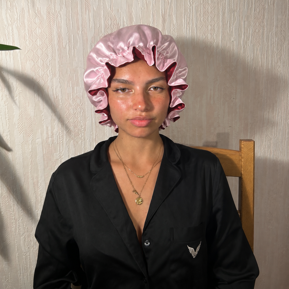 Bonnet en satin réversible rose et bordeaux Curlizea – côté rose